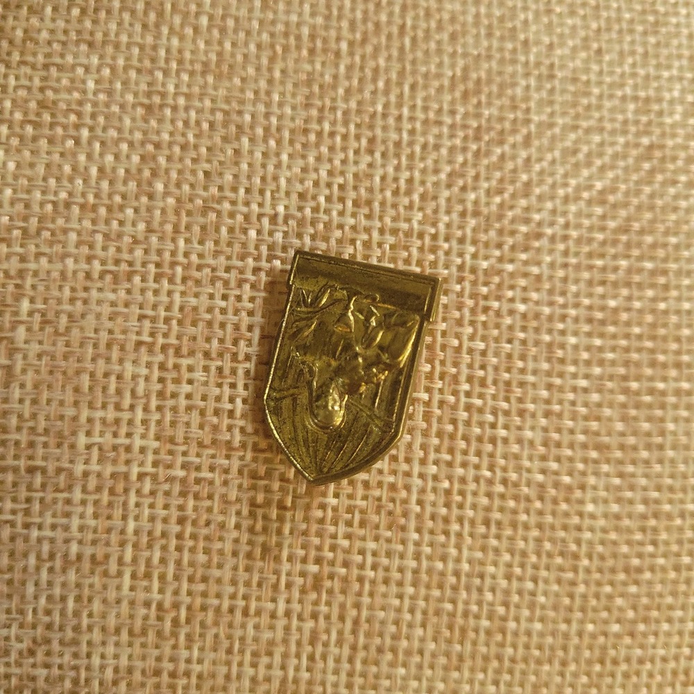 Vintage Italy Gold Tone Last Supper Religious Pin Small One Size Cottagecore
